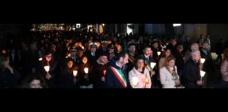 Dopo le 19.30 di ieri…, una folla commossa ha preso parte alla fiaccolata in ricordo di Sara e si è stretta attorno ai suoi familiari: oltre alla Rettrice Giovanna Spatari erano presenti la Prefetta di Messina S.E. Cosima Di Stani, il Sindaco Federico Basile, la Presidentessa della CRUI Giovanna Iannantuoni, in rappresentanza delle 85 Università italiane