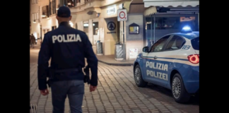 ‘Nella serata di ieri giungeva una chiamata alla Centrale Operativa della Questura di Bolzano, attraverso il numero di emergenza “112 NUE”, con la quale un cittadino segnalava esservi in atto una violenta lite tra un uomo e una donna nei garage di uno stabile di via Rasmo, nel Quartiere Casanova: gli equipaggi Squadra “Volanti” della Polizia di Stato, giunti in pochi attimi nel luogo segnalato, notavano nei locali adibiti ad autorimessa una donna con evidenti segni sul volto di una violenta colluttazione; a richiesta dei Poliziotti, la vittima indicava quale autore delle lesioni subite il proprio compagno, un giovane ancora presente sul posto’