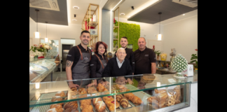 La Pasticceria Principe di Panebianco, a Camaro, spegne 80 candeline: una passione di famiglia che ha attraversato due secoli e quattro generazioni, che si sono succedute dal 1945 ad oggi nella città dello Stretto… al timone della storica Pasticceria messinese c’è Daniele Bonansinga, con il fratello Samuele; insieme hanno raccolto l’eredità lasciata dal nonno materno Angelo Panebianco, scomparso nel 2024, che fino ad oltre i 90 anni è stato l’anima dell’attività