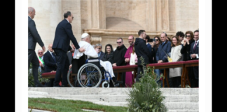 Il Papa, al termine della messa della Domenica delle Palme, presieduta dal card. Sandri, è arrivato sul sagrato di piazza San Pietro per salutare le oltre 20mila persone a radunate per la celebrazione eucaristica, che segna l’inizio della Settimana Santa