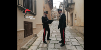 Nella mattinata dello scorso 15 aprile, i Carabinieri della Stazione di Chiaramonte Gulfi hanno arrestato, in flagranza di reato, N. F., catanese di 38 anni, per concorso in truffa aggravata ai danni di una 81enne del posto