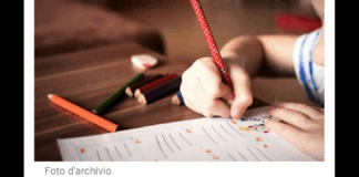 ‘”Speriamo che dorme e che non sti arrivando”, “Non svegliate il can che dorme”, “Magari torna miracolato”, sono le frasi che tre insegnanti di Roma avrebbero scritto in una chat WhatsApp parlando di un loro scolaro, un bambino autistico che all’epoca dei fatti aveva appena 6 anni: era l’inizio di aprile del 2022 quando il caso venne denunciato all’associazione “La battaglia di Andrea” dopo che la mamma del piccolo lesse le conversazioni avvertita da una operatrice educativa… la donna denunciò il tutto alla procura tramite il suo avvocato Stefano Pisani…, un gruppo WhatsApp usato solo dalle maestre, secondo il legale della donna con “connotato denigratorio, discriminatorio e lesivo della dignità del bambino”‘