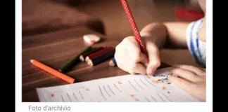 ‘”Speriamo che dorme e che non sti arrivando”, “Non svegliate il can che dorme”, “Magari torna miracolato”, sono le frasi che tre insegnanti di Roma avrebbero scritto in una chat WhatsApp parlando di un loro scolaro, un bambino autistico che all’epoca dei fatti aveva appena 6 anni: era l’inizio di aprile del 2022 quando il caso venne denunciato all’associazione “La battaglia di Andrea” dopo che la mamma del piccolo lesse le conversazioni avvertita da una operatrice educativa… la donna denunciò il tutto alla procura tramite il suo avvocato Stefano Pisani…, un gruppo WhatsApp usato solo dalle maestre, secondo il legale della donna con “connotato denigratorio, discriminatorio e lesivo della dignità del bambino”‘
