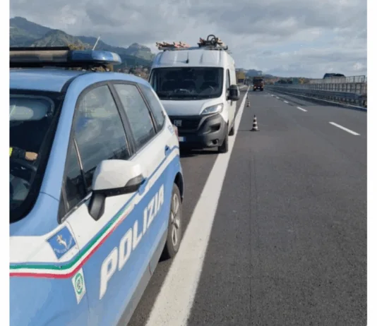 Durante la notte scorsa, intorno alle ore 00.30 lungo l’A18 ‘Messina-Catania’ si è verificato un grave sinistro: nel descritto tratto un minivan (sul quale viaggiavano tredici persone di nazionalità marocchina), il cui conducente era diretto a Messina (da dove si sarebbe dovuto imbarcare sul traghetto per proseguire verso Vibo Valentia), si è ribaltato al km 56, tra Giarre e Fiumefreddo nella carreggiata lato mare