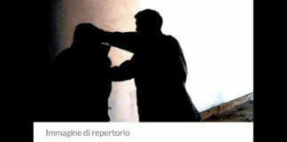 Ha inseguito la propria ex compagna fino in caserma dai carabinieri, minacciandola di morte e tentando anche di aggredirla: alla fine però sono stati gli stessi militari dell’Arma ad intervenire e salvare la donna, arrestando invece l’ex compagno, ritenuto responsabile di reiterati maltrattamenti nei confronti della donna, portata in salvo dagli stessi carabinieri