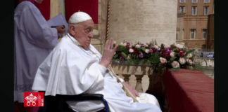 “A seguito della comunicazione dell’avvenuto decesso del Romano Pontefice Francesco, secondo quanto previsto nell’Ordo Exsequiarum Romani Pontificis (nn. 21-40), questa sera, lunedì 21 aprile alle ore 20.00, Sua Eminenza Reverendissima il Signor Cardinale Kevin Joseph Farrell, Camerlengo di Santa Romana Chiesa, presiederà il rito della constatazione della morte e della deposizione della salma nella bara”