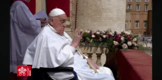 “A seguito della comunicazione dell’avvenuto decesso del Romano Pontefice Francesco, secondo quanto previsto nell’Ordo Exsequiarum Romani Pontificis (nn. 21-40), questa sera, lunedì 21 aprile alle ore 20.00, Sua Eminenza Reverendissima il Signor Cardinale Kevin Joseph Farrell, Camerlengo di Santa Romana Chiesa, presiederà il rito della constatazione della morte e della deposizione della salma nella bara”