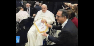 “Sentiamo il peso e l’onore di aver vissuto sotto il suo magistero un’epoca in cui la comunicazione ha ritrovato il suo cuore evangelico: parole semplici, vere, mai vuote… Francesco ci ha insegnato che comunicare non è riempire spazi, ma costruire ponti… è ascoltare prima di parlare… è servire la verità, anche quando è scomoda… è dare voce a chi non ce l’ha”