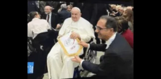 “Sentiamo il peso e l’onore di aver vissuto sotto il suo magistero un’epoca in cui la comunicazione ha ritrovato il suo cuore evangelico: parole semplici, vere, mai vuote… Francesco ci ha insegnato che comunicare non è riempire spazi, ma costruire ponti… è ascoltare prima di parlare… è servire la verità, anche quando è scomoda… è dare voce a chi non ce l’ha”