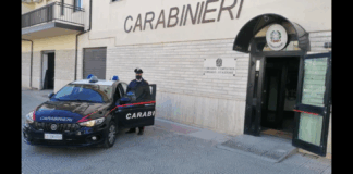 Nella serata del 21 aprile 2025, i Carabinieri della Sezione Radiomobile del Reparto Territoriale di Corigliano Rossano, con il coordinamento dei magistrati della Procura della Repubblica di Castrovillari, diretta dal Procuratore Capo Alessandro D’Alessio, hanno arrestato due 37enni, gravemente indiziati del reato di «violenza e minaccia a Pubblico Ufficiale»