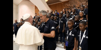 “Fin dalla sua istituzione, Papa Francesco è stato la stella polare della Fondazione Andrea Bocelli: fin dalla prima udienza che ci ha generosamente concesso qualche anno fa, abbiamo umilmente manifestato le nostre intenzioni e le sue parole ci hanno confortato e incoraggiato”