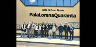 “Una cerimonia davvero emozionante alla presenza delle massime rappresentanze istituzionali tra le quali Sua Eccellenza il Prefetto di Messina dottoressa Cosima Di Stani, ha visto oggi l’intitolazione del Palazzetto dello Sport di Furci Siculo a Lorena Quaranta”