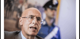 Il procuratore aggiunto della Direzione nazionale antimafia Michele Prestipino è indagato a Caltanissetta per rivelazione di segreto d’ufficio. avrebbe riferito notizie riservate sullo stato delle indagini sulle cosche calabresi e sulle infiltrazioni dei clan nelle imprese del Nord all’ex capo della Polizia Gianni de Gennaro, ora presidente di Eurolink, il General Contractor per la progettazione e la costruzione del Ponte sullo Stretto di Messina, e a Francesco Gratteri, consulente della società per le questioni legate alla sicurezza, già alto funzionario di Polizia