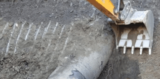 Nell’ambito dei lavori di risanamento di cui all’accordo quadro – “lavori di demolizione di manufatti abusivi ricadenti nella baraccopoli della città di Messina”, la ditta che sta eseguendo i lavori ha danneggiato il tratto di condotta che da pozzo Scordo serve l’area di Camaro San Paolo