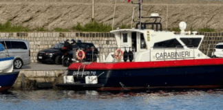 «Siamo addolorati per la tragica morte di un subacqueo specializzato: Le circostanze dell’incidente sono attualmente oggetto di indagine da parte delle autorità e tutte le parti interessate stanno offrendo la loro piena collaborazione… stiamo offrendo ogni supporto alla squadra sul posto in questo momento straziante e i nostri pensieri sono rivolti alla famiglia della vittima»