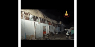 Dalle 3.30 di questa mattina, i Vigili del fuoco del Comando di Messina sono impegnati per l’incendio di un capannone industriale a Larderia inferiore, in contrada Casicelle, nelle immediate vicinanze della zona ASI: le fiamme, visibili anche a distanza, hanno richiesto l’intervento di numerose squadre di Soccorso