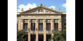 Sta circolando da alcune ore sui social network una falsa ordinanza che riporterebbe la firma del Sindaco di Messina Federico Basile, nella quale si annuncia la presunta chiusura di tutti gli istituti scolastici pubblici, privati e parificati di ogni ordine e grado, compresi asili nido, strutture educative, cimiteri, ville e impianti sportivi comunali, nonché la sospensione delle manifestazioni all’aperto a partire dalle ore 7:00 del 15 maggio e fino alle ore 3:00 del 16 maggio 2025