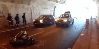 Nella odierna mattinata si è verificato un gravissimo incidente sulla Tangenziale di Messina nella carreggiata lato monte in direzione Palermo-Messina all’interno della galleria Baglio 1: la dinamica è ancora da accertare, ma a perdere la vita è stato il conducente di una motocicletta, un 38enne di nazionalità straniera