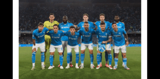 ‘Il Napoli è campione d’Italia per la quarta volta. Dopo il 2023 gli azzurri conquistano a distanza di due anni un altro tricolore, il secondo dell’Era De Laurentiis: l’urlo del Maradona e il canto di un intero popolo celebrano un trionfo giunto all’apice di una cavalcata intensa, combattuta, struggente ed esaltante… contro il Cagliari decidono il match due uomini simbolo di questo trionfo… McTominay e Lukaku… dopo un’ora a Fuorigrotta è l’apoteosi’