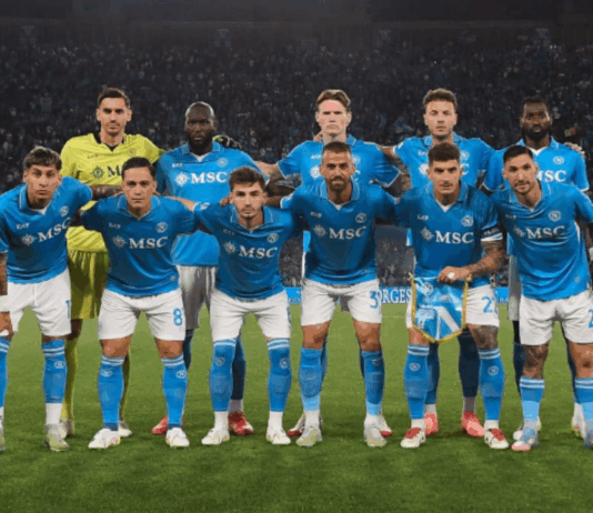 ‘Il Napoli è campione d’Italia per la quarta volta. Dopo il 2023 gli azzurri conquistano a distanza di due anni un altro tricolore, il secondo dell’Era De Laurentiis: l’urlo del Maradona e il canto di un intero popolo celebrano un trionfo giunto all’apice di una cavalcata intensa, combattuta, struggente ed esaltante… contro il Cagliari decidono il match due uomini simbolo di questo trionfo… McTominay e Lukaku… dopo un’ora a Fuorigrotta è l’apoteosi’