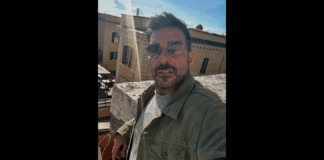 “Passeggiavo per Roma quando mi è arrivata la bellissima notizia della doppia candidatura ai @nastridargento come miglior attore protagonista per due film diversi tra loro e che mi hanno regalato tante soddisfazioni”