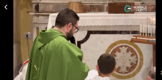 La comunità di Villammare, in provincia di Salerno, si è raccolta in un’intensa veglia di preghiera nella chiesa di Maria Santissima di Portosalvo, per manifestare vicinanza e speranza al piccolo Pietro, il bambino di nove mesi ricoverato in condizioni critiche all’ospedale Santobono di Napoli: il piccolo, giunto in coma al pronto soccorso di Sapri lo scorso giovedì, lotta tra la vita e la morte a causa di gravi lesioni