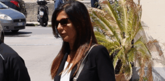 Nei giorni scorsi, tra le pagine di un fascicolo di inchiesta custodito in un ufficio del tribunale dei minori di Palermo, è stata trovata una foto di Giovanni Falcone con accanto una croce grande e tre croci più piccole disegnate a penna… C’era anche una scritta: “Caramanna”