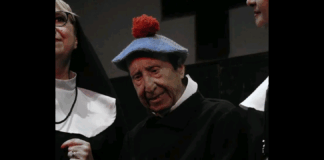 È morto nel tardo pomeriggio, all’età di 75 anni, a Roma Alvaro Vitali, attore e comico italiano celebre per il personaggio di Pierino e per i numerosi ruoli nella commedia sexy all’italiana: nato il 3 febbraio 1950, era stato ricoverato due settimane fa a causa di una broncopolmonite recidiva, come aveva riferito l’ex moglie Stefania Corona in una recente intervista ai media