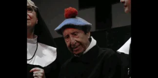 È morto nel tardo pomeriggio, all’età di 75 anni, a Roma Alvaro Vitali, attore e comico italiano celebre per il personaggio di Pierino e per i numerosi ruoli nella commedia sexy all’italiana: nato il 3 febbraio 1950, era stato ricoverato due settimane fa a causa di una broncopolmonite recidiva, come aveva riferito l’ex moglie Stefania Corona in una recente intervista ai media