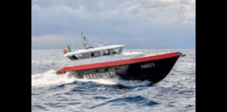 Nelle ore scorse… a Lampedusa, nei pressi di Punta Maccaferri, una famiglia composta da cinque persone – tra cui due minori – è stata tratta in salvo dai Carabinieri della Motovedetta “Carru”, in servizio sull’isola