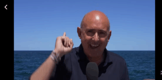 “Bella notizia per il nostro gruppo editoriale e per Rtp, che accoglie a braccia aperte un grande artista che ci accompagnerà nella prossima stagione televisiva: Per Tgs è un ritorno (nel 1994 è l’ideatore della trasmissione Sgrilla la notizia), mentre per Rtp è una novità assoluta… Sasà Salvaggio con quel suo sorriso da un orecchio all’altro, la chioma non proprio fluente, quel uah che è un marchio di fabbrica, si prepara ad essere il nuovo volto di Tgs e Rtp”