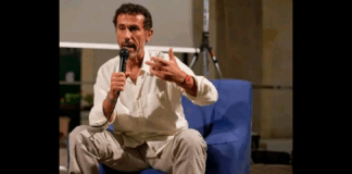 “Davanti al GENOCIDIO di Gaza non può esserci destra o sinistra, c’è solo un popolo affamato, innocente, indifeso e stremato, rinchiuso in un grande lager da uno Stato invasore, crudele, spietato e criminale: Sono stato alunno del Prof. Antonio Mazzeo all’epoca dei tempi bui delle stragi di mafia, il suo compito non facile era quello di farci crescere in modo sano in un contesto difficile, portandoci sin da subito ad essere dall’altra parte, quella di futuri uomini che combattono ogni forma di violenza e prevaricazione”