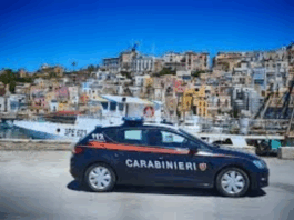 All’alba di ieri, i Carabinieri della Compagnia di Sciacca, con il supporto dei colleghi del Nucleo Cinofili di Palermo, hanno dato esecuzione a un’ordinanza di custodia cautelare degli arresti domiciliari emessa dal G.I.P. del Tribunale di Sciacca, su richiesta dei magistrati della locale Procura della Repubblica, nei confronti di 9 giovani, di età compresa tra i 18 e i 21 anni, 8 dei quali residenti a Santa Margherita Belice e 1 a Montevago, indagati per porto illegale di armi e rissa aggravata avvenuta la notte dello scorso 13 luglio sull’arenile di Porto Palo di Menfi e culminata con l’accoltellamento di un ragazzo di origini egiziane