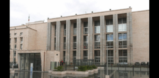 “Alla luce delle informazioni che, nel giro di poco più di 48 ore dal decesso di CINÀ Simona, sono state divulgate da più testate giornalistiche, questa Procura ritiene di effettuare alcune doverose precisazioni: Il corpo della giovane ragazza è stato rinvenuto da alcuni degli ultimi partecipanti ancora presenti alla festa intorno alle ore 4.00: lo stesso si trovava esanime sul fondo della piscina, in un angolo distante, e dotato di scarsa illuminazione, rispetto alla zona ove erano collocati bar, consolle musicale e i servizi igienici”