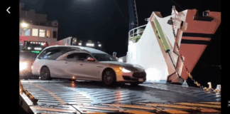 Dopo la chiusura della camera ardente al Teatro delle Vittorie con la benedizione della salma, oggi, martedì 19 agosto dopo le 12, le spoglie di Pippo Baudo hanno cominciato il loro viaggio verso il suo paese natìo, Militello in Val di Catania