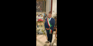 “Sei un pezzo di m***a, mi stai togliendo il pane”, poi il pugno in faccia, lo shock e un occhio nero. Domenico Caggegi, sindaco di Valverde, piccolo comune del Catanese, si trovava di prima mattina in piazza del Santuario, davanti al Municipio, stava parlando con una terza persona quando ha sentito il violento colpo sul volto che lo ha travolto: a colpirlo, un consigliere di opposizione, commerciante, con cui da diverso tempo non scorreva buon sangue