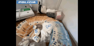 Era agli arresti domiciliari, ma gestiva una centrale dello spaccio dalla porta di casa, “protetto” dalle vedette del quartiere: il pusher “in house”, un quarantenne albanese, è stato arrestato dai membri della Polizia di Stato a Roma