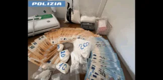 Era agli arresti domiciliari, ma gestiva una centrale dello spaccio dalla porta di casa, “protetto” dalle vedette del quartiere: il pusher “in house”, un quarantenne albanese, è stato arrestato dai membri della Polizia di Stato a Roma