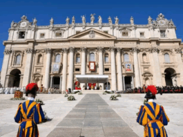 ‘Un “bivio della vita” si apre davanti a ogni giovane: il rischio più grande è lasciarsi sfuggire il tempo. Ma c’è “un’avventura” che chiama, invitando a gettarsi “senza esitazioni”, a spogliarsi di sé, delle “cose”, delle “idee” che ci tengono prigionieri. Basta alzare lo sguardo verso il cielo, assaporare ogni respiro della propria esistenza e camminare “incontro al Signore, nella festa eterna del Cielo”‘