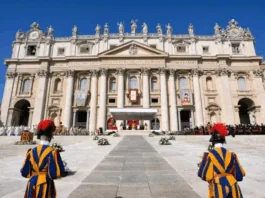 ‘Un “bivio della vita” si apre davanti a ogni giovane: il rischio più grande è lasciarsi sfuggire il tempo. Ma c’è “un’avventura” che chiama, invitando a gettarsi “senza esitazioni”, a spogliarsi di sé, delle “cose”, delle “idee” che ci tengono prigionieri. Basta alzare lo sguardo verso il cielo, assaporare ogni respiro della propria esistenza e camminare “incontro al Signore, nella festa eterna del Cielo”‘