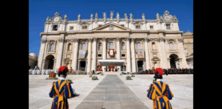 ‘Un “bivio della vita” si apre davanti a ogni giovane: il rischio più grande è lasciarsi sfuggire il tempo. Ma c’è “un’avventura” che chiama, invitando a gettarsi “senza esitazioni”, a spogliarsi di sé, delle “cose”, delle “idee” che ci tengono prigionieri. Basta alzare lo sguardo verso il cielo, assaporare ogni respiro della propria esistenza e camminare “incontro al Signore, nella festa eterna del Cielo”‘