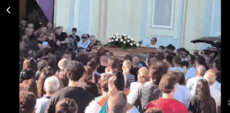 ‘“Vivrai per sempre nei nostri cuori”: con questa frase, impressa sulle magliette con il suo volto, gli amici hanno voluto accompagnare il 20enne Danilo Rando nel suo ultimo viaggio: ieri pomeriggio l’intera comunità di Torre Faro si è riunita nella chiesa del borgo dedicata alla Madonna della Lettera per stringersi attorno alla sua famiglia e rendere omaggio a un ragazzo amato e stimato da tutti’