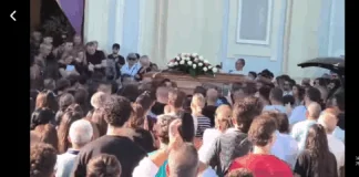 ‘“Vivrai per sempre nei nostri cuori”: con questa frase, impressa sulle magliette con il suo volto, gli amici hanno voluto accompagnare il 20enne Danilo Rando nel suo ultimo viaggio: ieri pomeriggio l’intera comunità di Torre Faro si è riunita nella chiesa del borgo dedicata alla Madonna della Lettera per stringersi attorno alla sua famiglia e rendere omaggio a un ragazzo amato e stimato da tutti’
