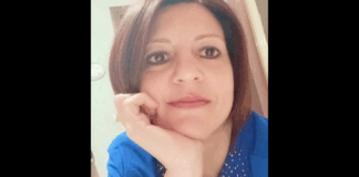 “È Rosi Cavarra anni 44 di Rosolini, la donna alla guida della Toyota Yaris che stamani (sabato per chi legge – Nota di Redazione) si è scontrata frontalmente con un pullman perdendo la vita: L’impatto fatale è avvenuto sulla Noto – Pachino SP19 in un lungo rettilineo che costeggia la riserva naturale di Vendicari”