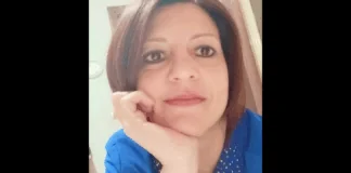 “È Rosi Cavarra anni 44 di Rosolini, la donna alla guida della Toyota Yaris che stamani (sabato per chi legge – Nota di Redazione) si è scontrata frontalmente con un pullman perdendo la vita: L’impatto fatale è avvenuto sulla Noto – Pachino SP19 in un lungo rettilineo che costeggia la riserva naturale di Vendicari”
