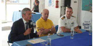Il Porto di Pozzallo sarà ampliato, messo in sicurezza e oggetto di una manutenzione di straordinaria, grazie all’accordo di programma illustrato ieri mattina nei locali della Stazione Marittima alla presenza dell’Autorita di Sistema Portuale del Mare di Sicilia orientale, rappresentata dal presidente Francesco Di Sarcina, del Comune pozzallese, guidato dal sindaco Roberto Ammatuna e della Capitaneria di Porto, rappresentata dal comandante Luigi Vincenti
