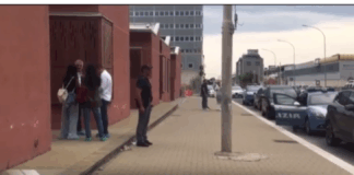 Si infittisce il giallo della morte del 73enne trovato senza vita sabato mattina nella sua abitazione di Fondo Saccà, uno degli alloggi del progetto Capacity a Messina: la vittima è stata soffocata con un tubo di gomma di quelli usati per innaffiare, stretto attorno al collo