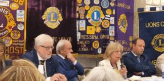 “Nelle ore scorse, nella suggestiva atmosfera della Cripta del Duomo di Messina, dove il presente si incontra con l’infinito, lo spirito laico si mescola con quello religioso in un tributo straordinario alla Bellezza che non conosce limiti di tempo e di spazio, si è inaugurato l’anno sociale dei sei Lions Club della zona 7 della III Circoscrizione del Distretto 108Yb: l’evento congiunto ha visto la presenza del Governatore Diego Taviano e delle più significative autorità distrettuali”