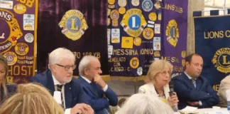 “Nelle ore scorse, nella suggestiva atmosfera della Cripta del Duomo di Messina, dove il presente si incontra con l’infinito, lo spirito laico si mescola con quello religioso in un tributo straordinario alla Bellezza che non conosce limiti di tempo e di spazio, si è inaugurato l’anno sociale dei sei Lions Club della zona 7 della III Circoscrizione del Distretto 108Yb: l’evento congiunto ha visto la presenza del Governatore Diego Taviano e delle più significative autorità distrettuali”