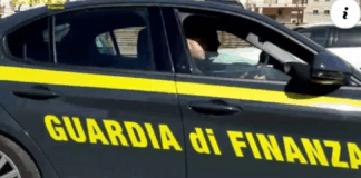 Finanzieri del comando provinciale di Palermo hanno arrestato in flagranza un funzionario della Regione Siciliana, Antonio Librizzi, in servizio alla Soprintendenza del Mare, mentre riceveva da un imprenditore 1.000 euro in contanti all’interno di un negozio